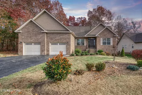 630 E Deer Creek Dr, Crossville, TN 38571