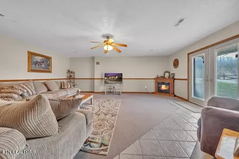 Living - 453 Lick Branch Rd, Ewing, VA 24248 photo 4 of 12