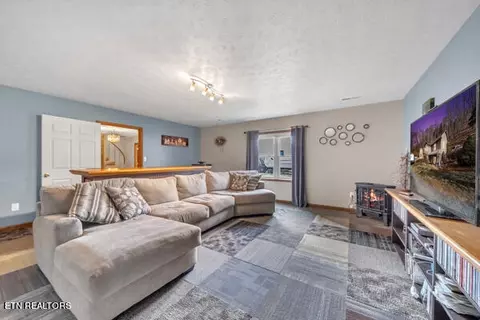 Living - 453 Lick Branch Rd, Ewing, VA 24248 photo 10 of 12