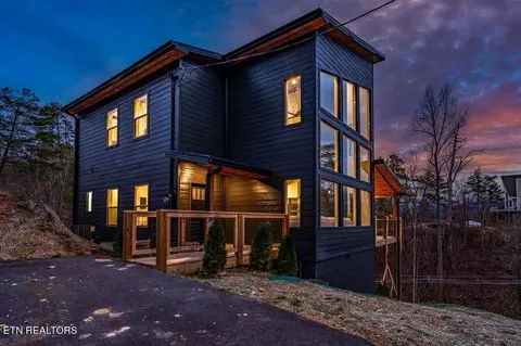 1827 Walker Trl, Sevierville, TN 37876