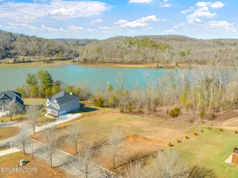 102 Plumberry St, Oak Ridge, TN 37830