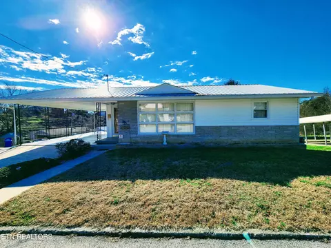 945 Chilhowee St, Harriman, TN 37748