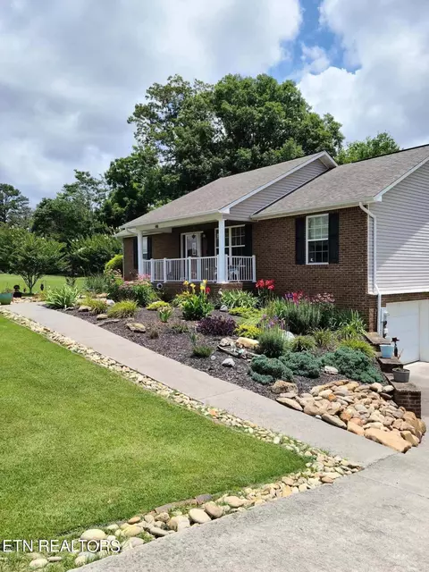 833 Quiet Oaks Way, Dandridge, TN 37725