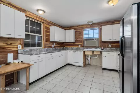 Kitchen - 6740 Ashburn Rd, Baxter, TN 38544 photo 2 of 5