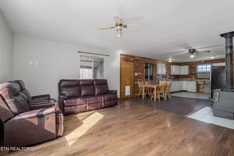 Living - 6740 Ashburn Rd, Baxter, TN 38544 photo 2 of 3