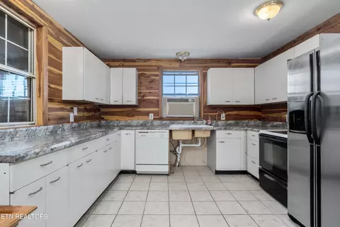 Kitchen - 6740 Ashburn Rd, Baxter, TN 38544 photo 3 of 5