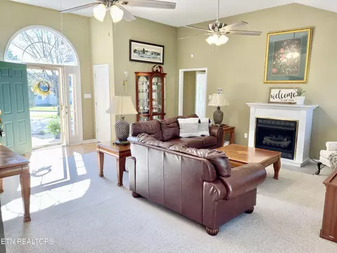 Living - 7407 Crossbow Ln, Corryton, TN 37721 photo 2 of 5
