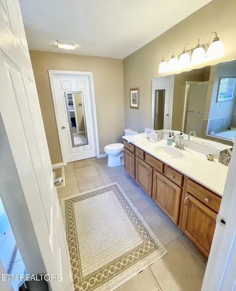 Bath - 7407 Crossbow Ln, Corryton, TN 37721 photo 2 of 4
