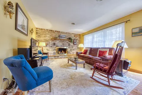 Living - 535 Jerry Dr, Talbott, TN 37877 photo 2 of 3