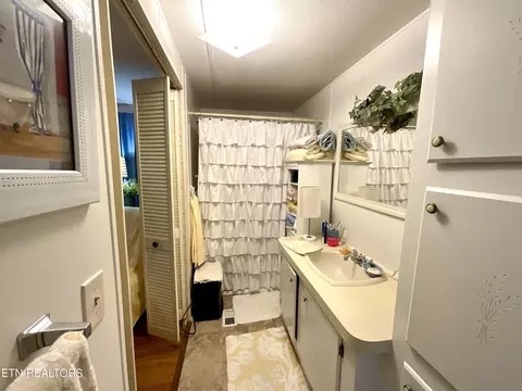Bath - 7816 Wood Rd, Corryton, TN 37721 photo 2 of 3