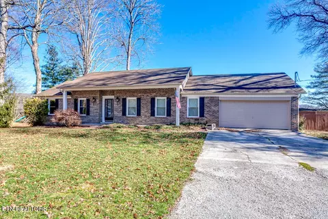 589 Melton Hill Dr, Clinton, TN 37716