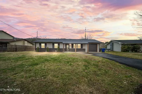 108 Lynwood Ln, Oak Ridge, TN 37830