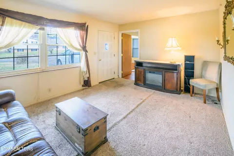 Living - 1191 E Old Andrew Johnson Hwy, Talbott, TN 37877 photo 3 of 7