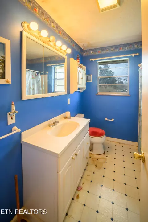 Bath - 1191 E Old Andrew Johnson Hwy, Talbott, TN 37877 photo 3 of 5