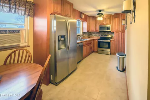 Kitchen - 1191 E Old Andrew Johnson Hwy, Talbott, TN 37877 photo 2 of 3