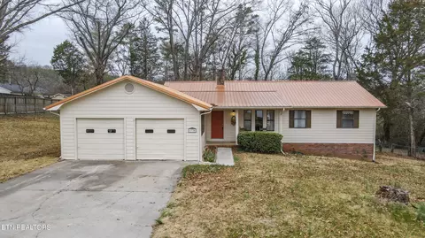 1330 Ridgeway Cir, Athens, TN 37303