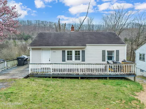 3228 Greenway Dr, Knoxville, TN 37918