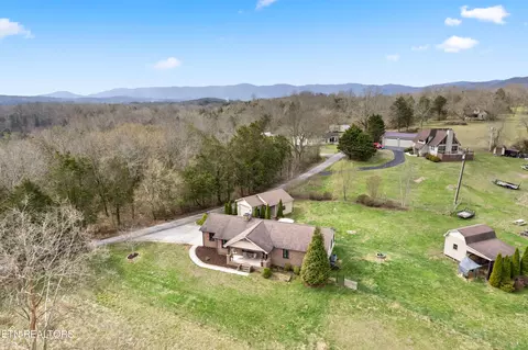 346 Hunters Branch Ln, La Follette, TN 37766