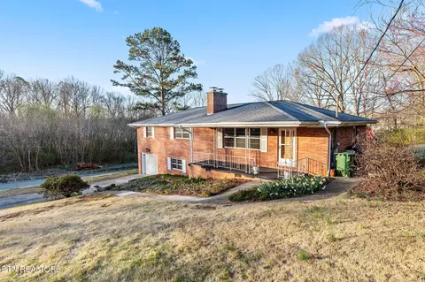 Exterior - 8121 Ewing Rd, Powell, TN 37849 photo 2 of 9
