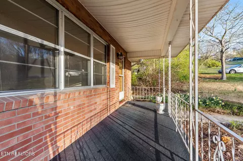 Exterior - 8121 Ewing Rd, Powell, TN 37849 photo 6 of 9