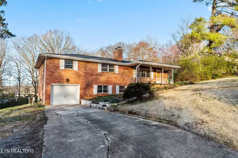 Exterior - 8121 Ewing Rd, Powell, TN 37849 photo 3 of 9