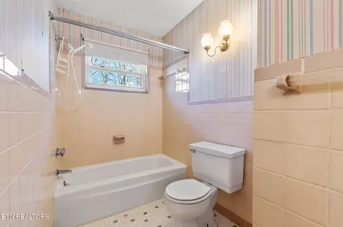 Bath - 8121 Ewing Rd, Powell, TN 37849 photo 3 of 3