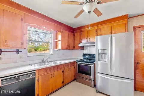 Kitchen - 8121 Ewing Rd, Powell, TN 37849 photo 3 of 4