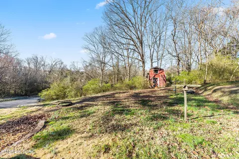 Exterior - 8121 Ewing Rd, Powell, TN 37849 photo 8 of 9