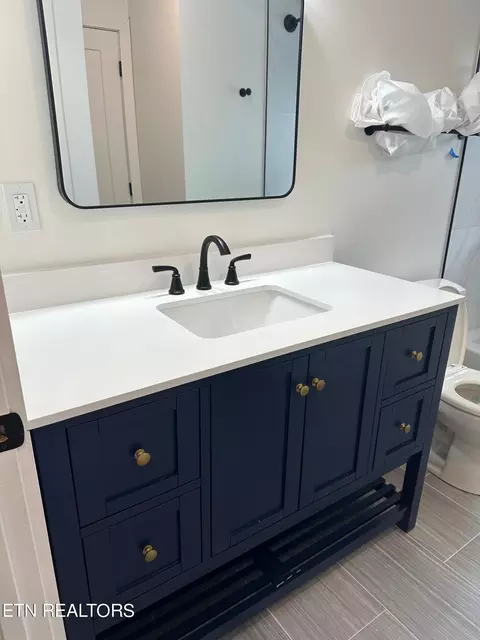 Bath - 807 Exeter Ave, Middlesboro, KY 40965 photo 3 of 3