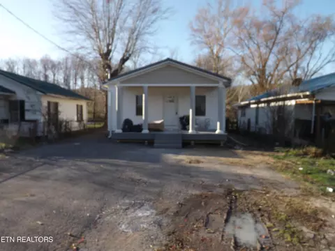 Exterior - 807 Exeter Ave, Middlesboro, KY 40965 photo 3 of 6