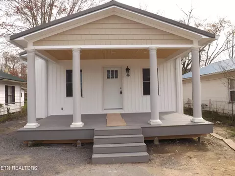 Exterior - 807 Exeter Ave, Middlesboro, KY 40965 photo 2 of 6