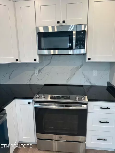 Kitchen - 807 Exeter Ave, Middlesboro, KY 40965 photo 5 of 9