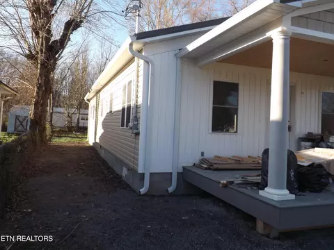 Exterior - 807 Exeter Ave, Middlesboro, KY 40965 photo 4 of 6