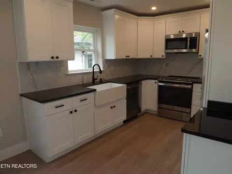 Kitchen - 807 Exeter Ave, Middlesboro, KY 40965 photo 6 of 9