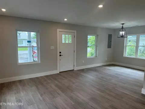Living - 807 Exeter Ave, Middlesboro, KY 40965 photo 2 of 3