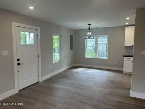 Living - 807 Exeter Ave, Middlesboro, KY 40965 photo 3 of 3