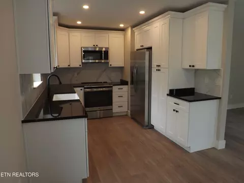 Kitchen - 807 Exeter Ave, Middlesboro, KY 40965 photo 2 of 9