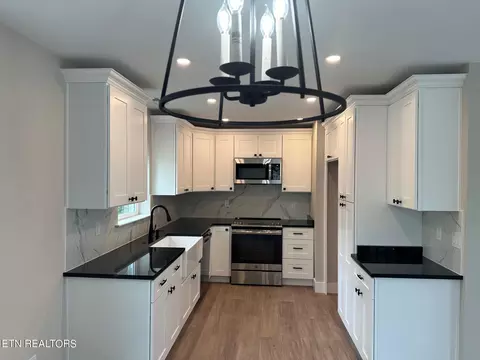 Kitchen - 807 Exeter Ave, Middlesboro, KY 40965 photo 9 of 9