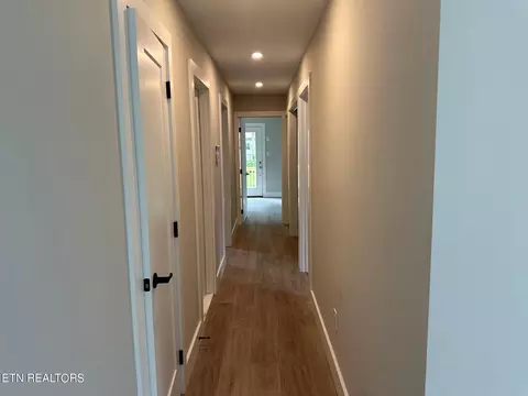 Entry Way - 807 Exeter Ave, Middlesboro, KY 40965 photo 1 of 2