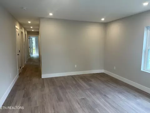 Entry Way - 807 Exeter Ave, Middlesboro, KY 40965 photo 2 of 2
