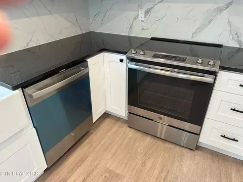 Kitchen - 807 Exeter Ave, Middlesboro, KY 40965 photo 8 of 9