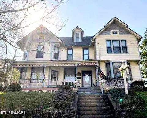 706 Clinton St, Harriman, TN 37748