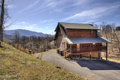 741 Picadilly Ln, Gatlinburg, TN 37738