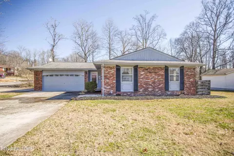 100 Duncan Dr, Oliver Springs, TN 37840