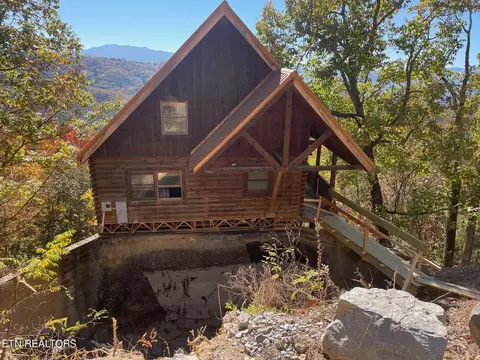 2023 Mccarter Dr, Sevierville, TN 37862