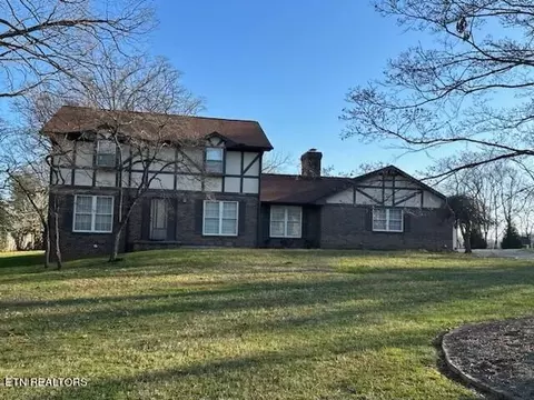 2325 Chesterfield Dr, Maryville, TN 37803