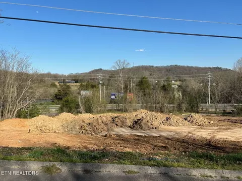121 Wealdwood Dr, Clinton, TN 37716