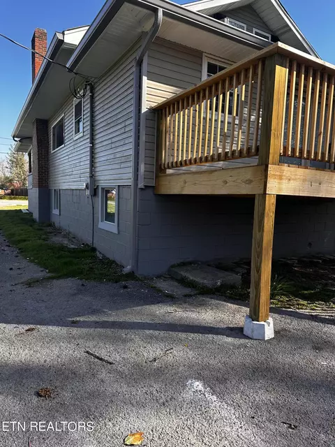 Exterior - 815 Exeter Ave, Middlesboro, KY 40965 photo 6 of 11