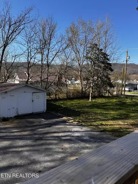 Exterior - 815 Exeter Ave, Middlesboro, KY 40965 photo 11 of 11