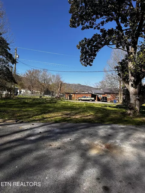 Exterior - 815 Exeter Ave, Middlesboro, KY 40965 photo 7 of 11
